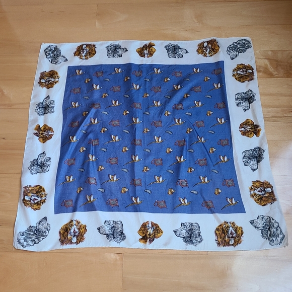 Small almost square scarf- 🐕 🐶 - Picture 4 of 4